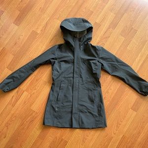Arc’teryx Codetta cinch coat
Women’s Size S in Black
no flaws. 9/10 condition